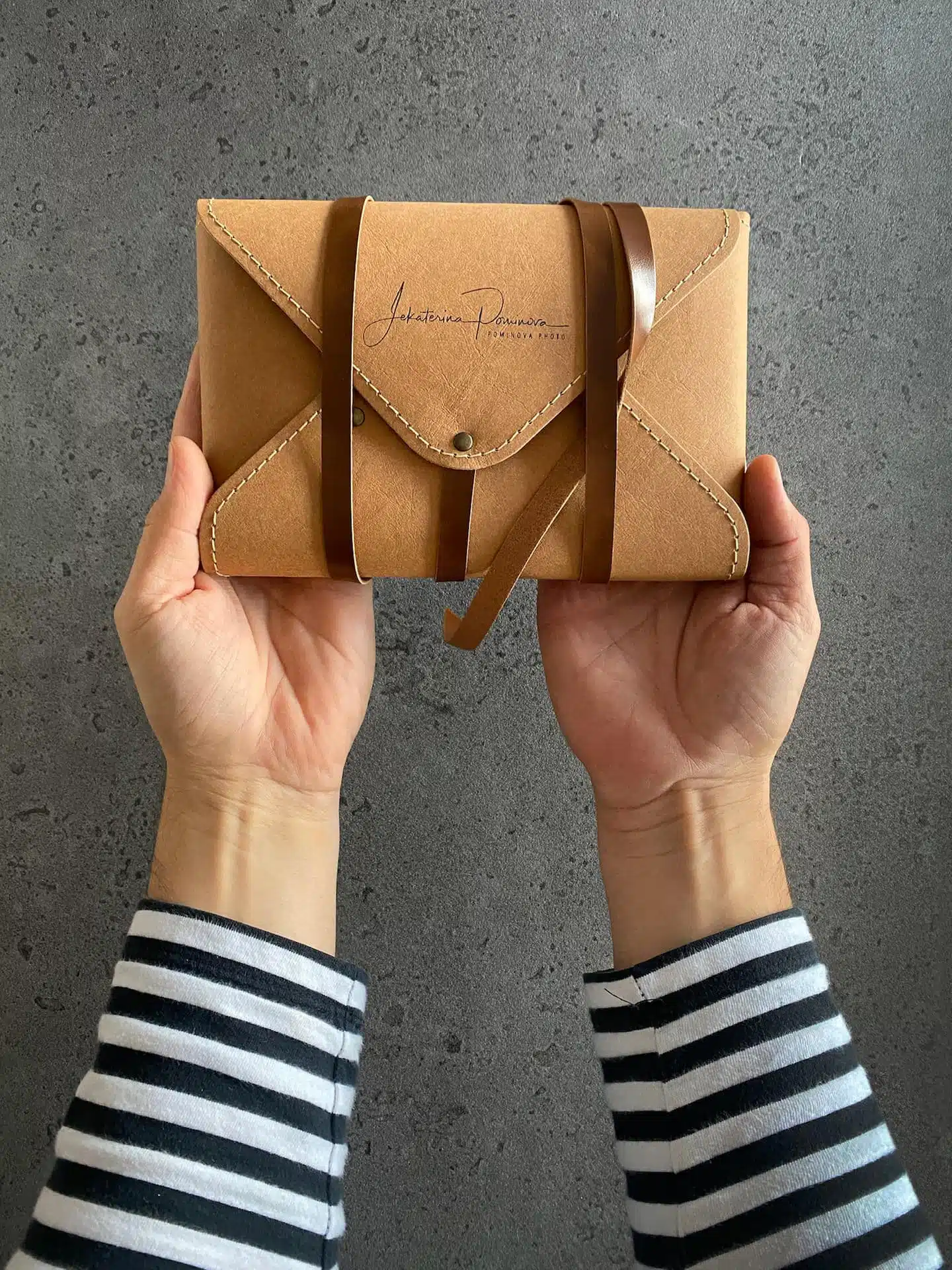 Wild Paper | stripe closing | size M | 13x19cm | 5×7″ | vegan fabric envelope for prints | handmade photography pouch