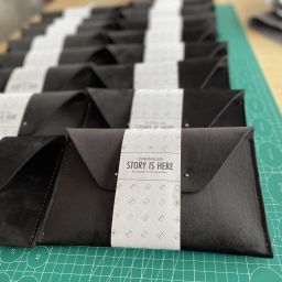 Simple Velvet | button closing | size M | 13x19cm | 5×7″ | vegan fabric envelope for prints | handmade photography pouch