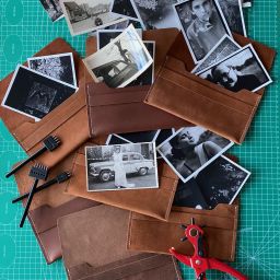 Secret Leather | strap closing | size L | 15x23cm | 6×9″ | real leather envelope for prints | handmade photography pouch