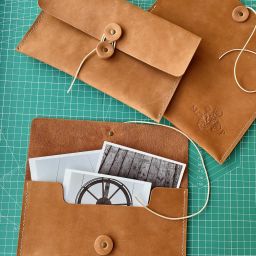 Epic Leather | cord closing | size S | 10x15cm | 4×6″ | real leather envelope for prints | handmade photography pouch