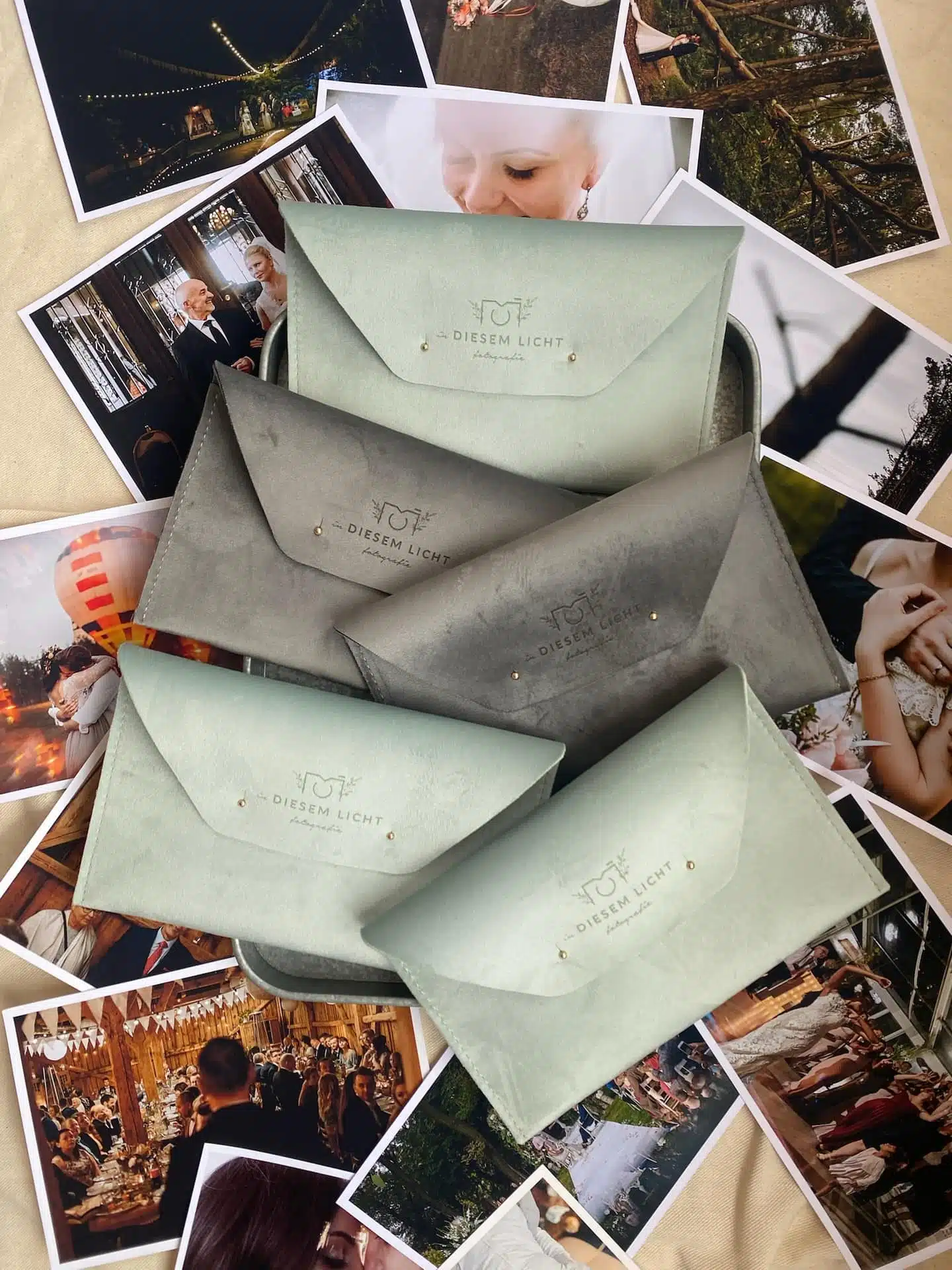 Simple Velvet | button closing | size M | 13x19cm | 5×7″ | vegan fabric envelope for prints | handmade photography pouch