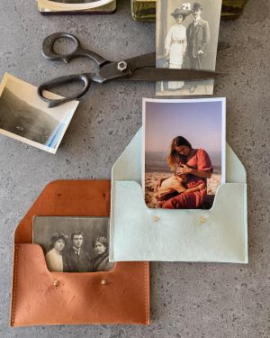 Simple Velvet | button closing | size S | 10x15cm | 4×6″ | vegan fabric envelope for prints | handmade photography pouch