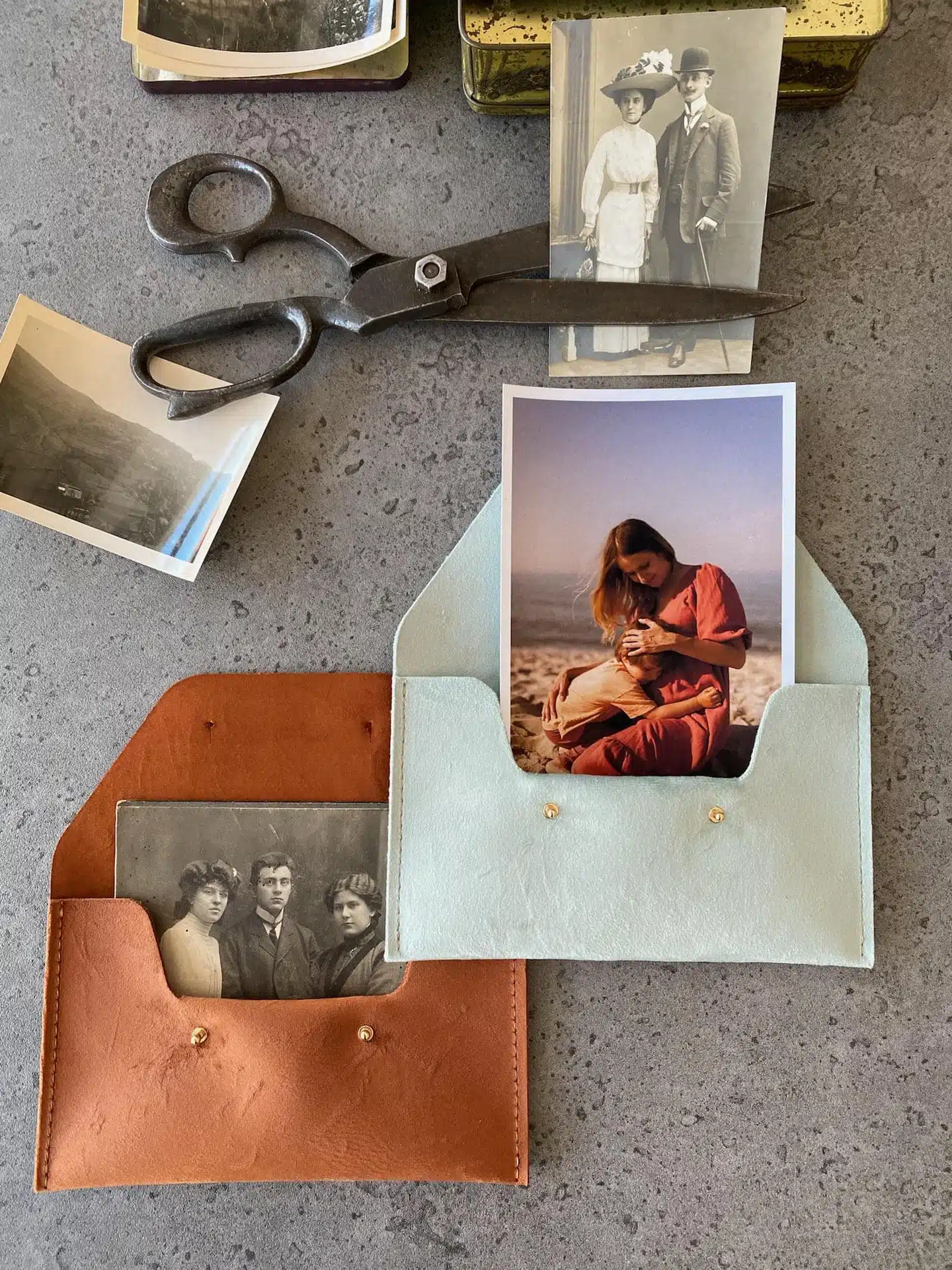 Simple Velvet | button closing | size S | 10x15cm | 4×6″ | vegan fabric envelope for prints | handmade photography pouch