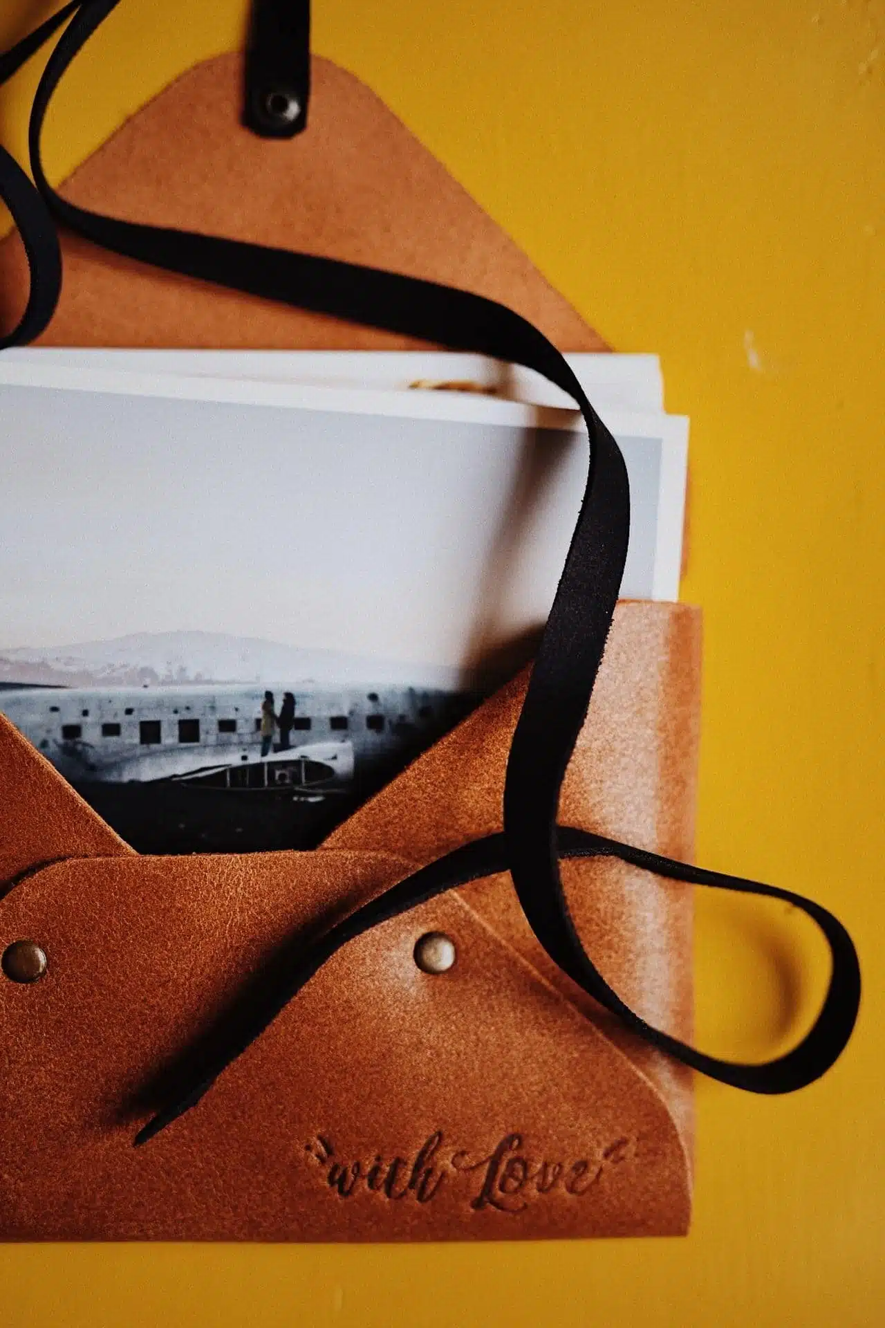 Wild Leather | stripe closing | size S | 10x15cm | 4×6″ | real leather envelope for prints | handmade photography pouch